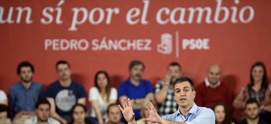 El candidato socialista, con el lema de campaña al fondo