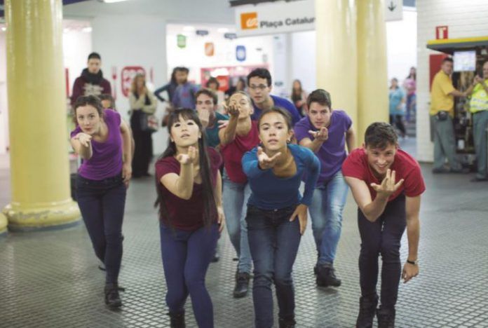 Dansa per a promoure el transport públic Dansa per a promoure el transport públic